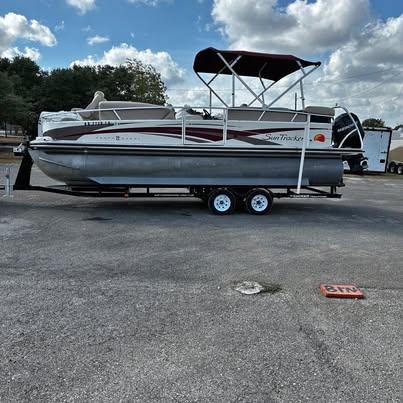 2008 22' Sun Tracker Party Barge